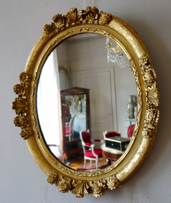 Grand miroir ovale d'époque Louis XIV fin XVIIe siècle, bois sculpté et doré 98cm x 80cm