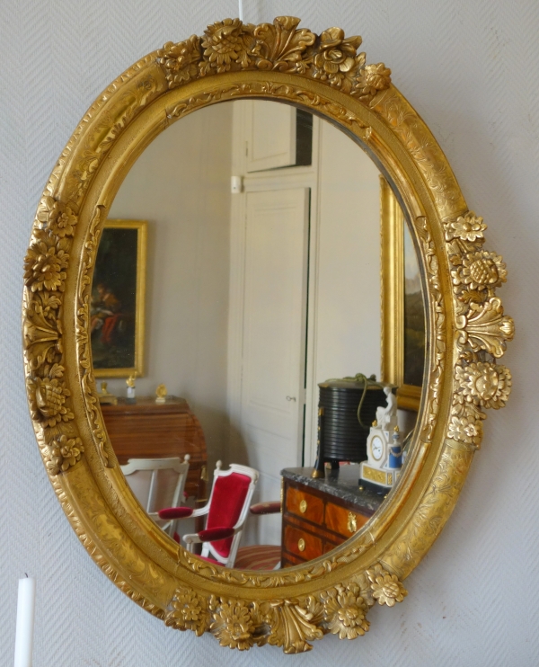 Grand miroir ovale d'époque Louis XIV fin XVIIe siècle, bois sculpté et doré 98cm x 80cm