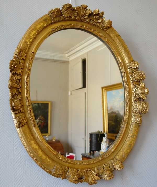 Grand miroir ovale d'époque Louis XIV fin XVIIe siècle, bois sculpté et doré 98cm x 80cm