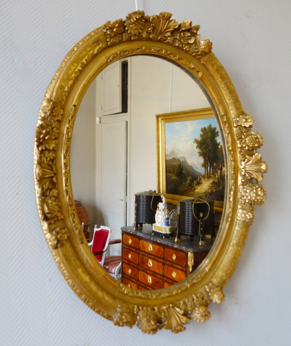 17th century oval mirror, sculpted and gilt wood frame, Louis XIII period - 98cm x 80cm