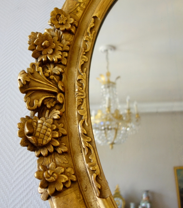 Grand miroir ovale d'époque Louis XIV fin XVIIe siècle, bois sculpté et doré 98cm x 80cm