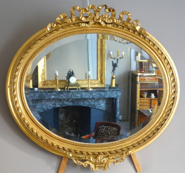 Grand miroir ovale allongé de style Louis XVI en bois doré, époque Napoléon III - 96cm x 91cm