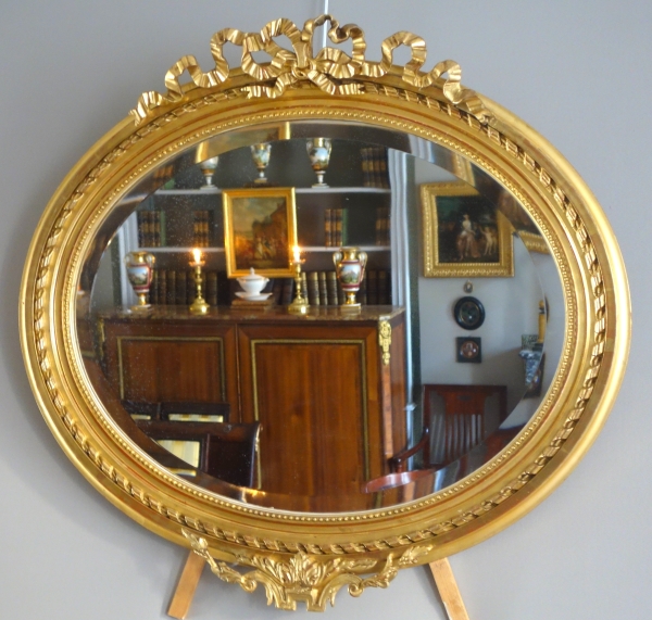 Grand miroir ovale allongé de style Louis XVI en bois doré, époque Napoléon III - 96cm x 91cm