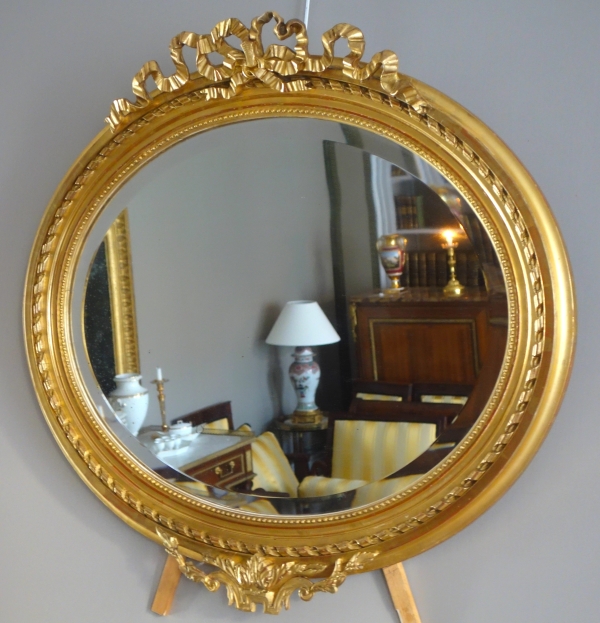 Grand miroir ovale allongé de style Louis XVI en bois doré, époque Napoléon III - 96cm x 91cm