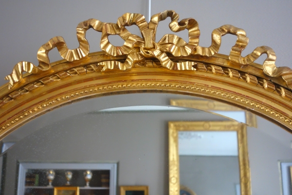 Grand miroir ovale allongé de style Louis XVI en bois doré, époque Napoléon III - 96cm x 91cm
