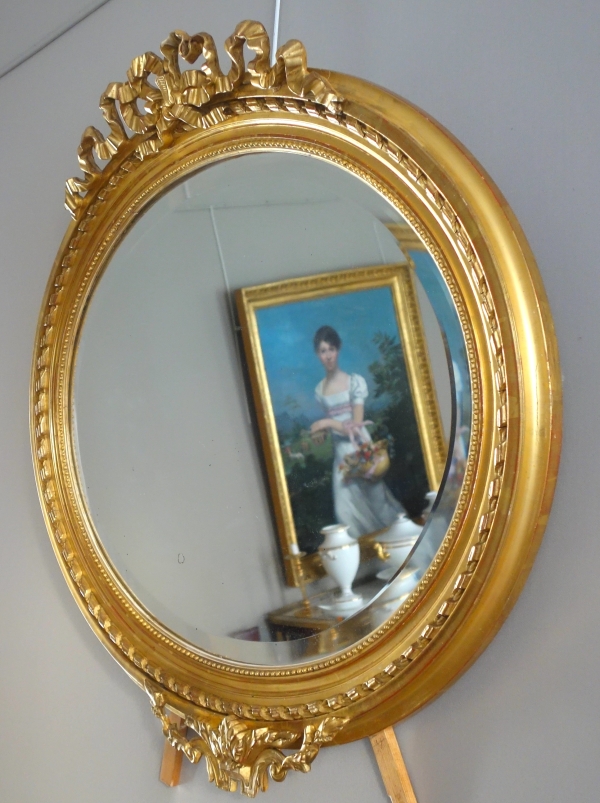 Grand miroir ovale allongé de style Louis XVI en bois doré, époque Napoléon III - 96cm x 91cm