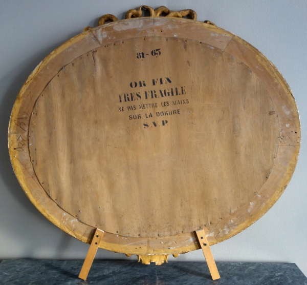 Grand miroir ovale allongé de style Louis XVI en bois doré, époque Napoléon III - 96cm x 91cm