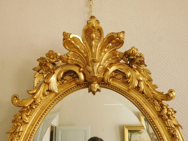 Miroir ovale en bois doré à la feuille d'or d'époque Napoleon III - 62cm X 95cm