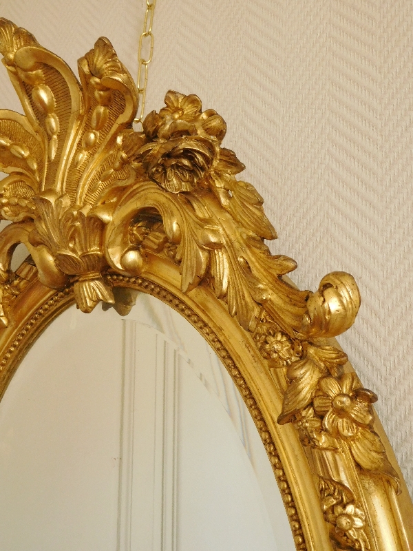 Miroir ovale en bois doré à la feuille d'or d'époque Napoleon III - 62cm X 95cm