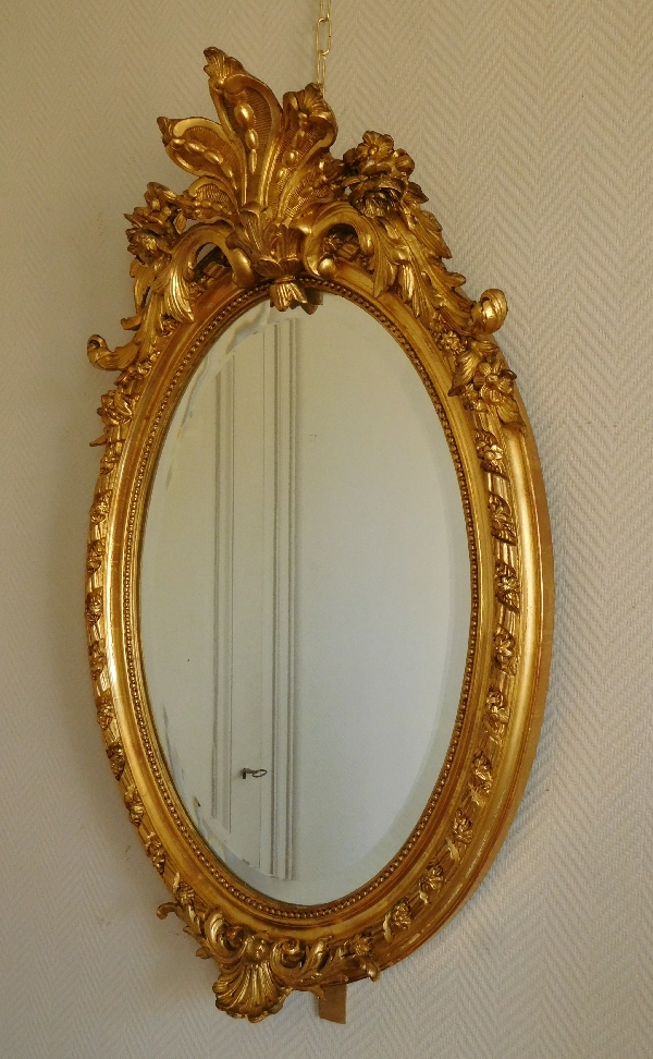 Miroir ovale en bois doré à la feuille d'or d'époque Napoleon III - 62cm X 95cm