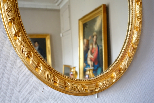 Miroir ovale en bois doré à la feuille d'or d'époque Napoleon III - 81cm x 55cm