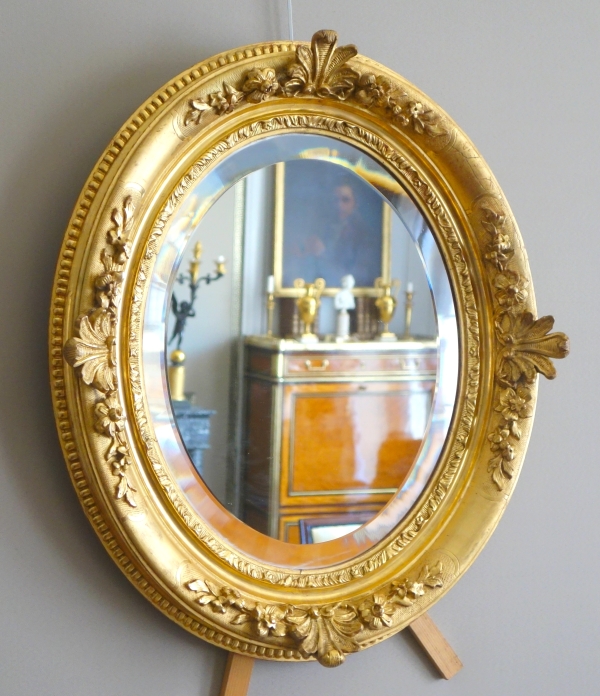 Miroir ovale de style Louis XIV, bois doré à la feuille d'or, glace biseautée - 58,5cm x 68cm