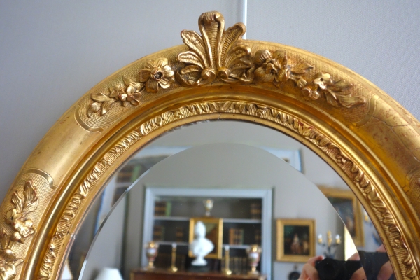 Miroir ovale de style Louis XIV, bois doré à la feuille d'or, glace biseautée - 58,5cm x 68cm
