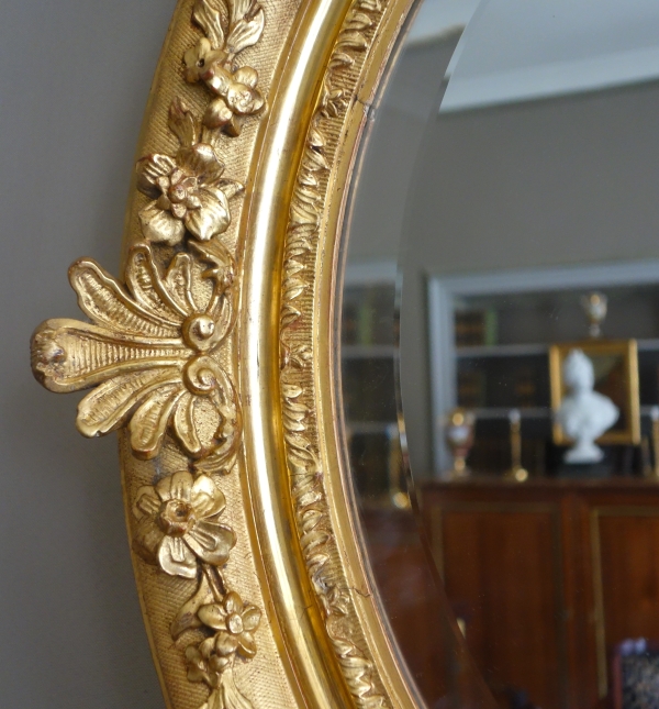 Miroir ovale de style Louis XIV, bois doré à la feuille d'or, glace biseautée - 58,5cm x 68cm