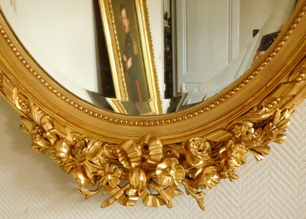 Grand miroir ovale de style Louis XVI en bois doré à la feuille d'or époque Napoleon III - 119cm x 79cm