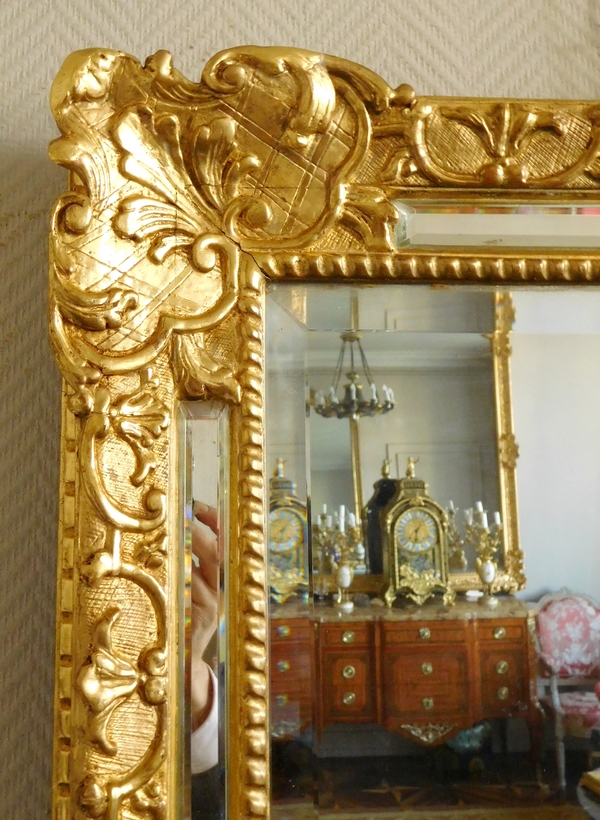 Miroir à pare-closes en bois doré d'époque Louis XIV, glace au mercure