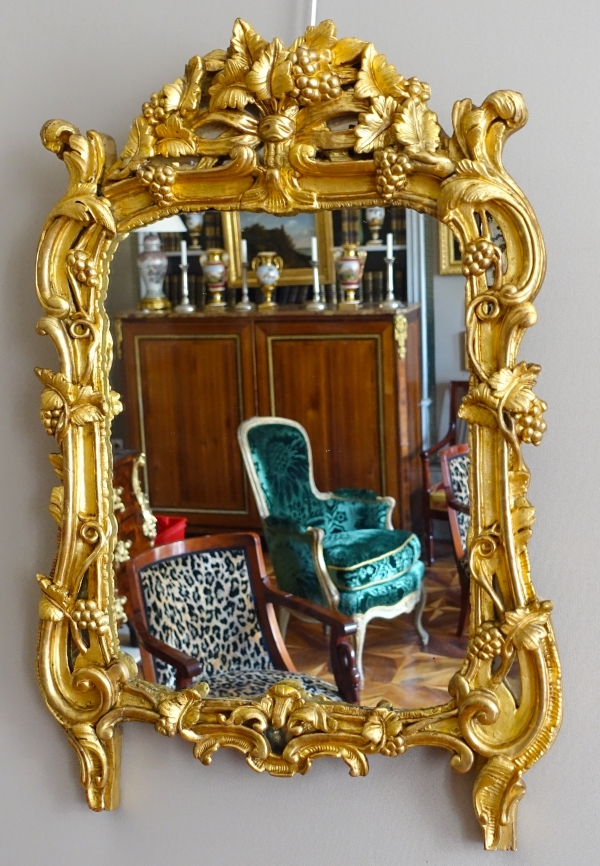 Miroir en bois doré, glace au mercure, travail Provencal d'époque Louis XV - Transition