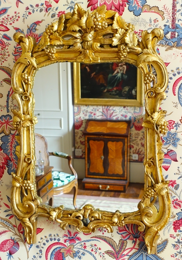 Miroir en bois doré, glace au mercure, travail Provencal d'époque Louis XV - Transition