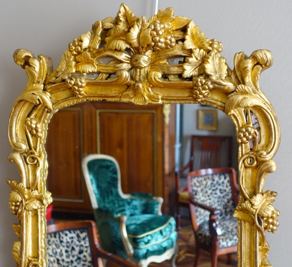 Miroir en bois doré, glace au mercure, travail Provencal d'époque Louis XV - Transition