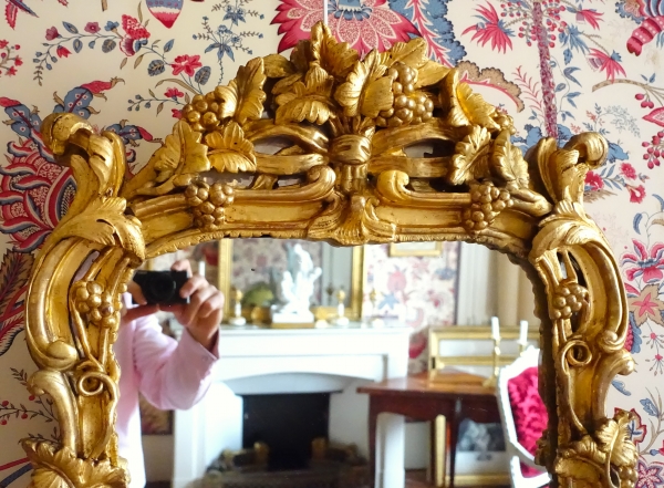 Miroir en bois doré, glace au mercure, travail Provencal d'époque Louis XV - Transition