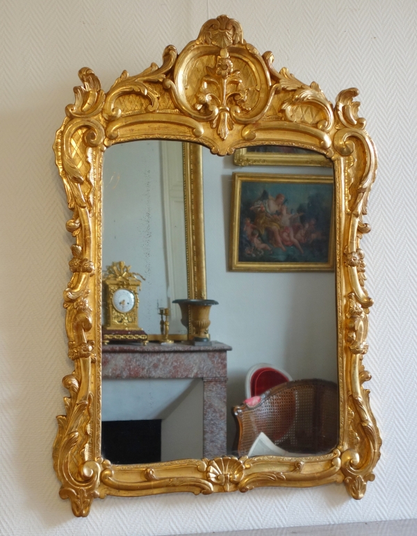 Miroir d'époque Louis XV en bois doré richement sculpté, travail provençal - 103cm x 73cm