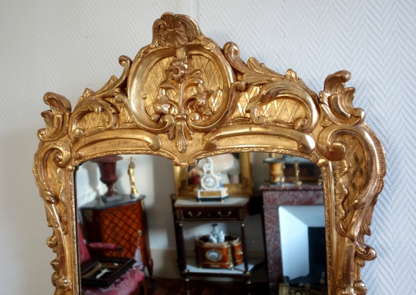 Miroir d'époque Louis XV en bois doré richement sculpté, travail provençal - 103cm x 73cm