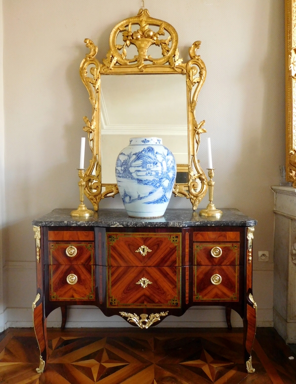 Grand miroir en bois doré, glace au mercure, travail provençal d'époque Louis XV - 138cm