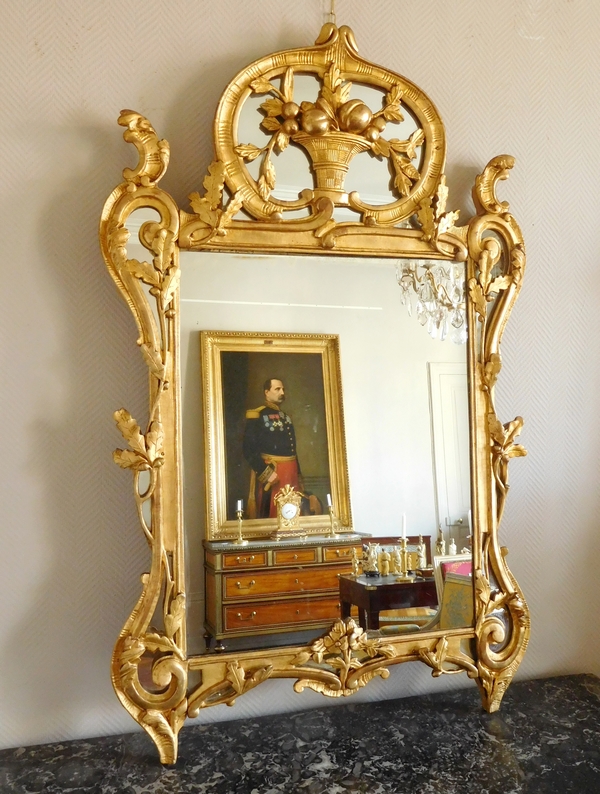 Grand miroir en bois doré, glace au mercure, travail provençal d'époque Louis XV - 138cm