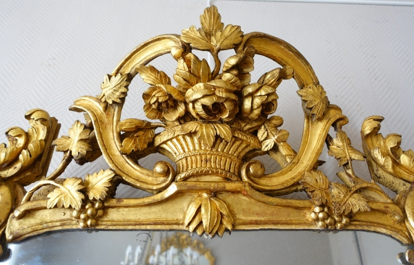 Grand miroir provençal d'époque Louis XV en bois doré richement sculpté, glace au mercure