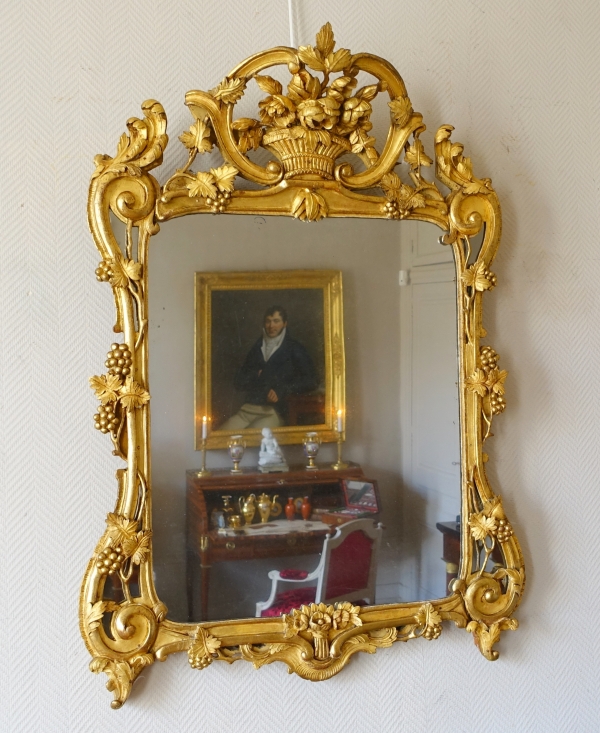 Grand miroir provençal d'époque Louis XV en bois doré richement sculpté, glace au mercure