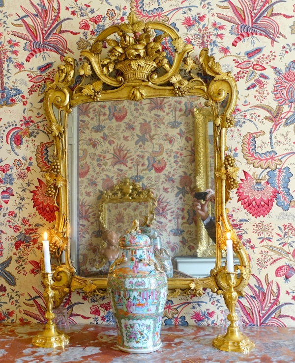 Grand miroir provençal d'époque Louis XV en bois doré richement sculpté, glace au mercure