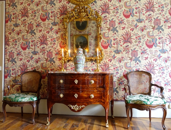 Grand miroir provençal d'époque Louis XV en bois doré richement sculpté, glace au mercure