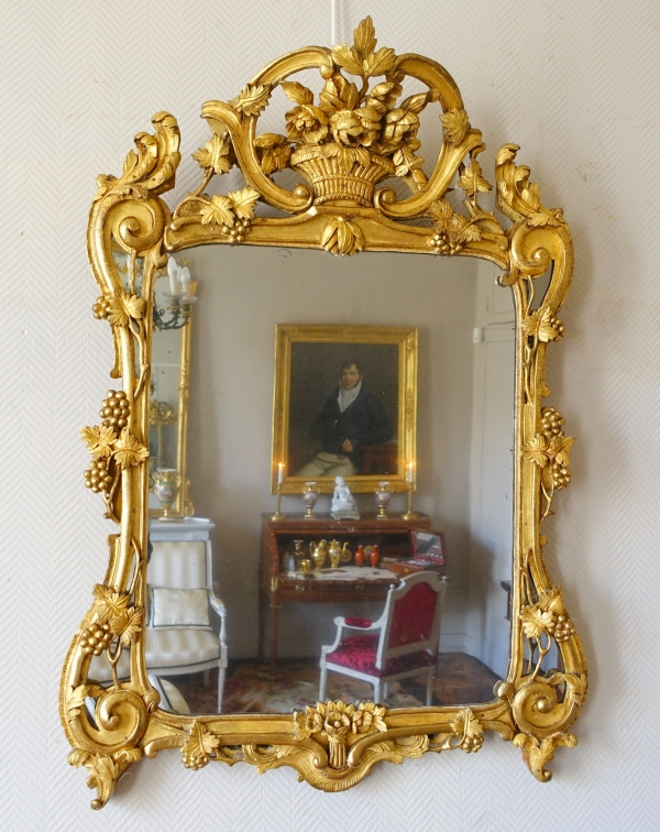 Grand miroir provençal d'époque Louis XV en bois doré richement sculpté, glace au mercure