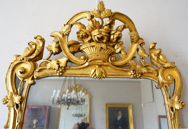 Grand miroir provençal d'époque Louis XV en bois doré richement sculpté, glace au mercure