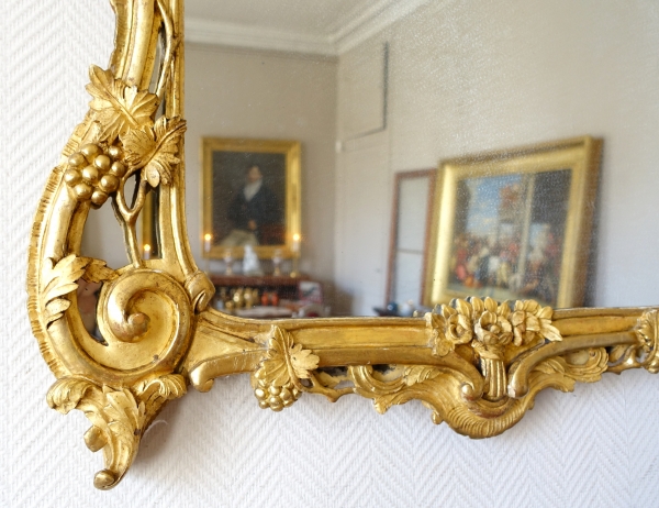 Grand miroir provençal d'époque Louis XV en bois doré richement sculpté, glace au mercure