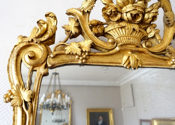 Grand miroir provençal d'époque Louis XV en bois doré richement sculpté, glace au mercure
