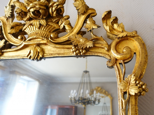 Grand miroir provençal d'époque Louis XV en bois doré richement sculpté, glace au mercure