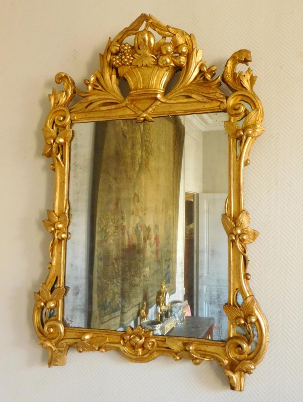 Miroir en bois doré, glace au mercure, travail provençal d'époque Louis XV