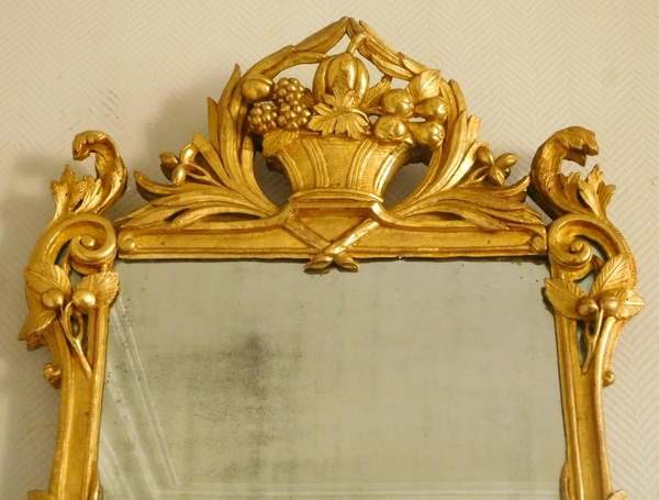 Miroir en bois doré, glace au mercure, travail provençal d'époque Louis XV