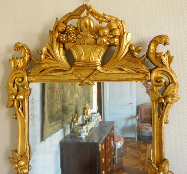 Miroir en bois doré, glace au mercure, travail provençal d'époque Louis XV