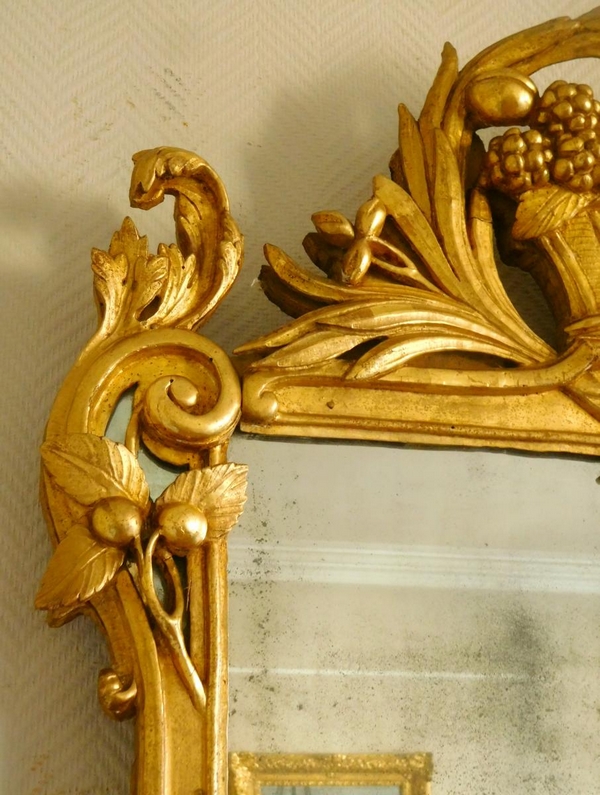 Miroir en bois doré, glace au mercure, travail provençal d'époque Louis XV