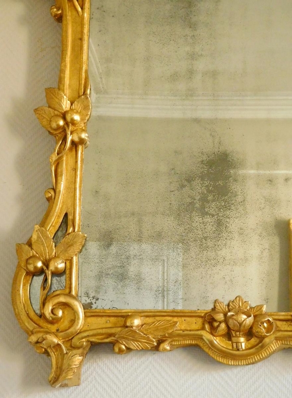 Miroir en bois doré, glace au mercure, travail provençal d'époque Louis XV