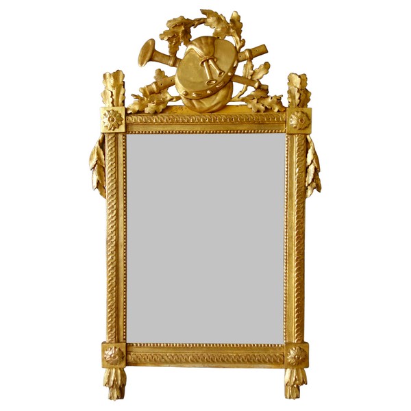 Grand miroir provençal d'époque Louis XVI en bois doré, fronton à trophée de musique