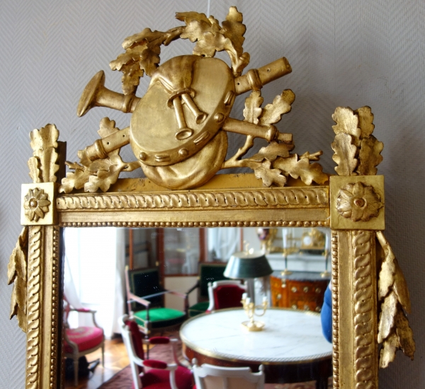 Grand miroir provençal d'époque Louis XVI en bois doré, fronton à trophée de musique