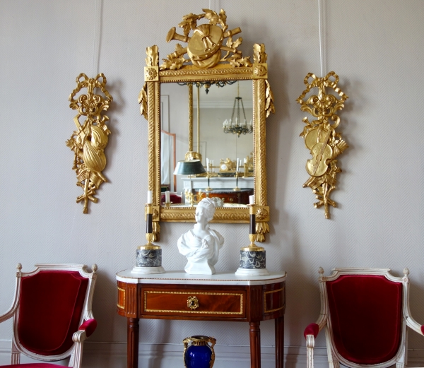 Grand miroir provençal d'époque Louis XVI en bois doré, fronton à trophée de musique