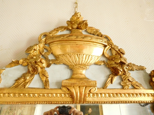 Grand miroir en bois doré, glace au mercure, travail provençal d'époque Louis XVI