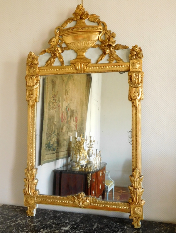 Grand miroir en bois doré, glace au mercure, travail provençal d'époque Louis XVI