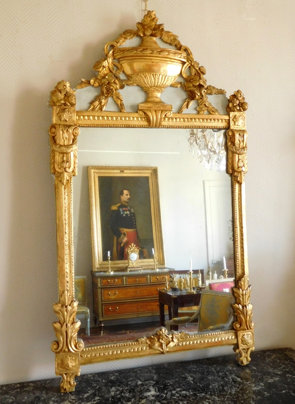 Grand miroir en bois doré, glace au mercure, travail provençal d'époque Louis XVI