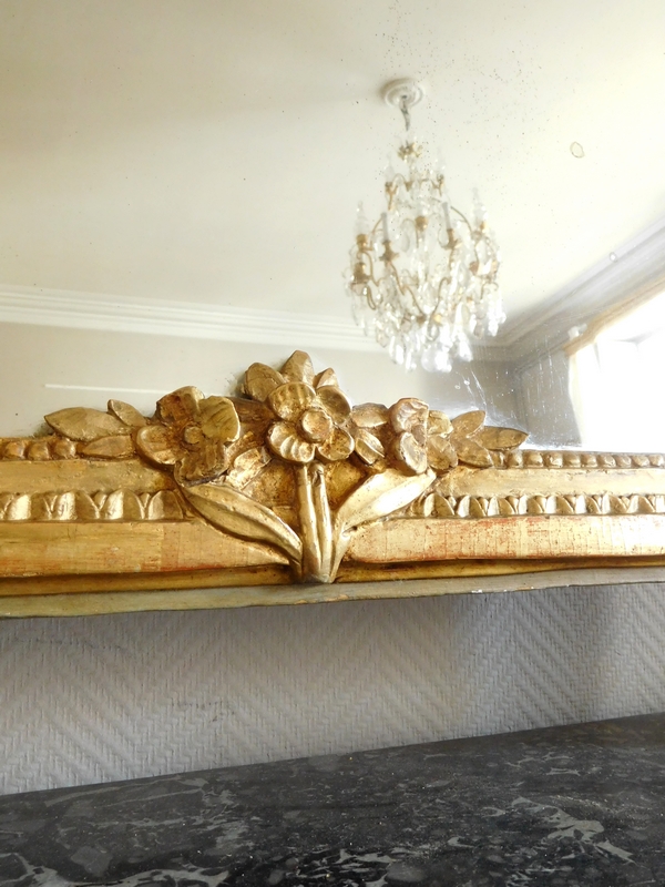 Grand miroir en bois doré, glace au mercure, travail provençal d'époque Louis XVI