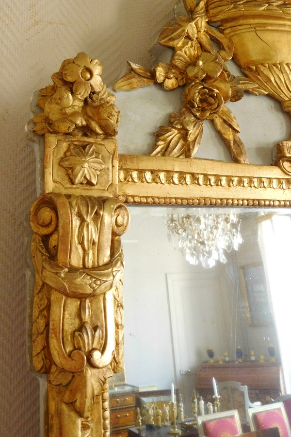 Grand miroir en bois doré, glace au mercure, travail provençal d'époque Louis XVI